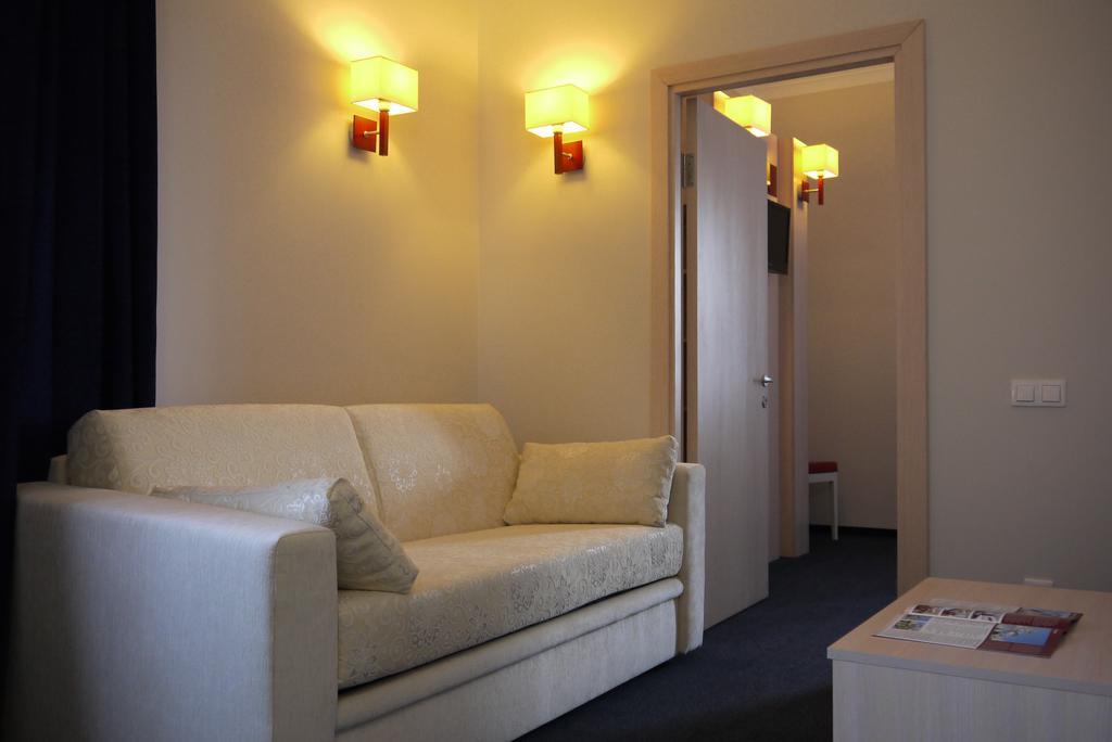 Optima Pochayiv Otel Pochaiv Oda fotoğraf